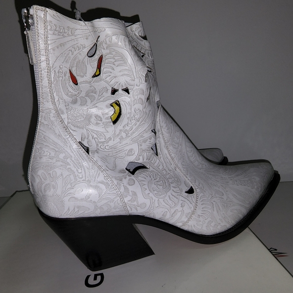 Givenchy - Picture 3 of 6